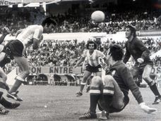 Roberto Rogel marca de cabeza a España en el inicio de la Era de Menotti en la Selección Argentina