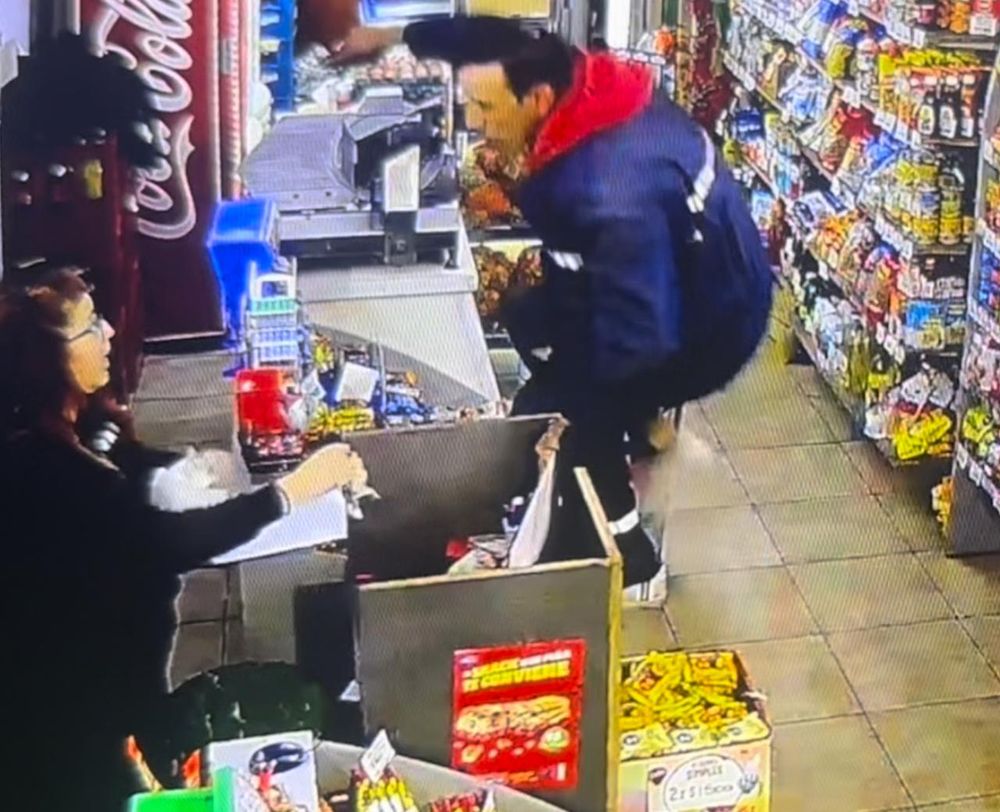 Detuvieron al delincuente que fingió ser cliente, golpeó violentamente a una joven y quedó grabado. Foto: Captura video
