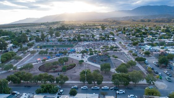 Con un gran despliegue artístico, se reinauguró la plaza Aliar del barrio La Favorita de Ciudad