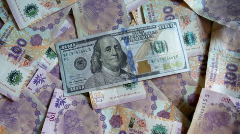 Para que no se dispare más el blue: de qué se trata la nueva restricción al dólar que puso el BCRA (Reuters)