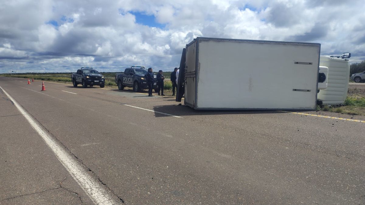 Volcó un camión en la Ruta 7, en Santa Rosa: un acompañante sufrió lesiones leves