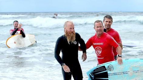 Blake Johnston batió este viernes el récord del mundo de la sesión de surf más larga encadenando olas durante 40 horas. EFE