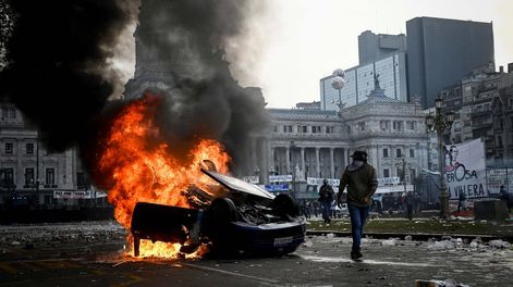 Los Andes | zzzznacp2NOTICIAS ARGENTINAS BAIRES, Un auto arde durante una protesta cerca del Congreso Nacional, el día en que los senadores debaten el proyecto de reforma económica del presidente argentino Javier Milei, conocido como Ley Bases. Foto NA: REUTERS/Maria