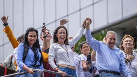 Los Andes | La líder opositora venezolana María Corina Machado (2-i) y el candidato a la presidencia de Venezuela Edmundo González Urrutia (d) participan en una manifestación de apoyo este martes, en Caracas (Venezuela). Miles de venezolanos se han concentrado este m