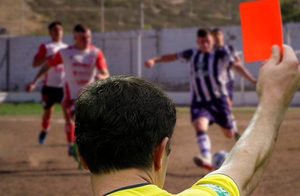 Un conflicto gremial desató un frente de tormenta inesperado en la Liga Mendocina de Fútbol. “Es un manotazo de ahogado de Marconi”, deslizó ACAMA.