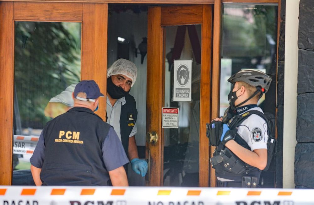 Policía Científica y otros agentes en el ingreso al edificio donde vivía el comerciante atacado / Nicolás Ríos