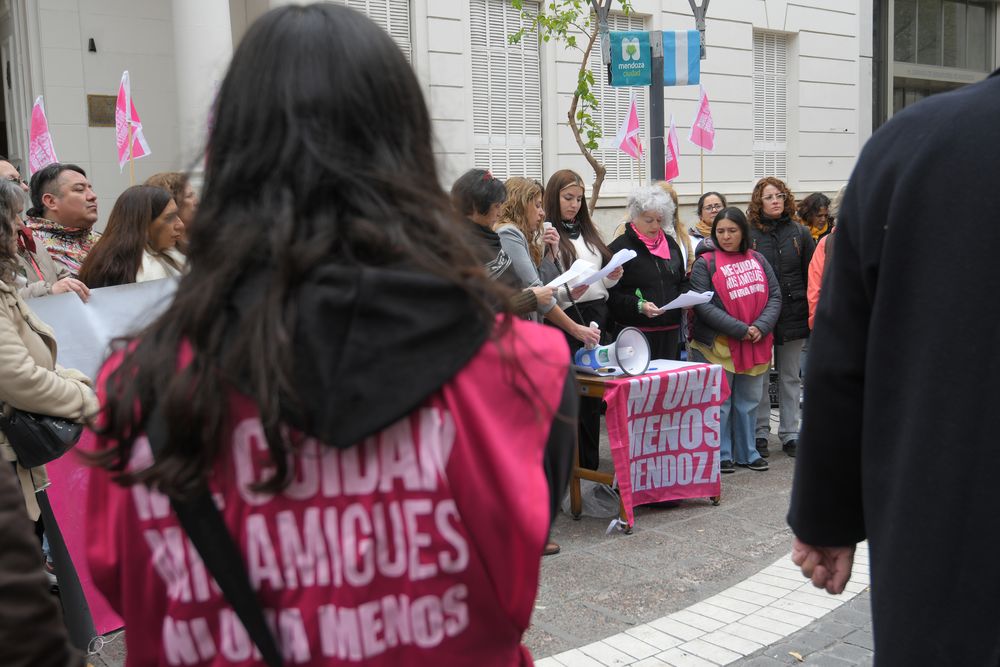 Ni Una Menos exigió respuestas frente al aumento de femicidios. También denunciaron la intromisión de la policía en sus reuniones.