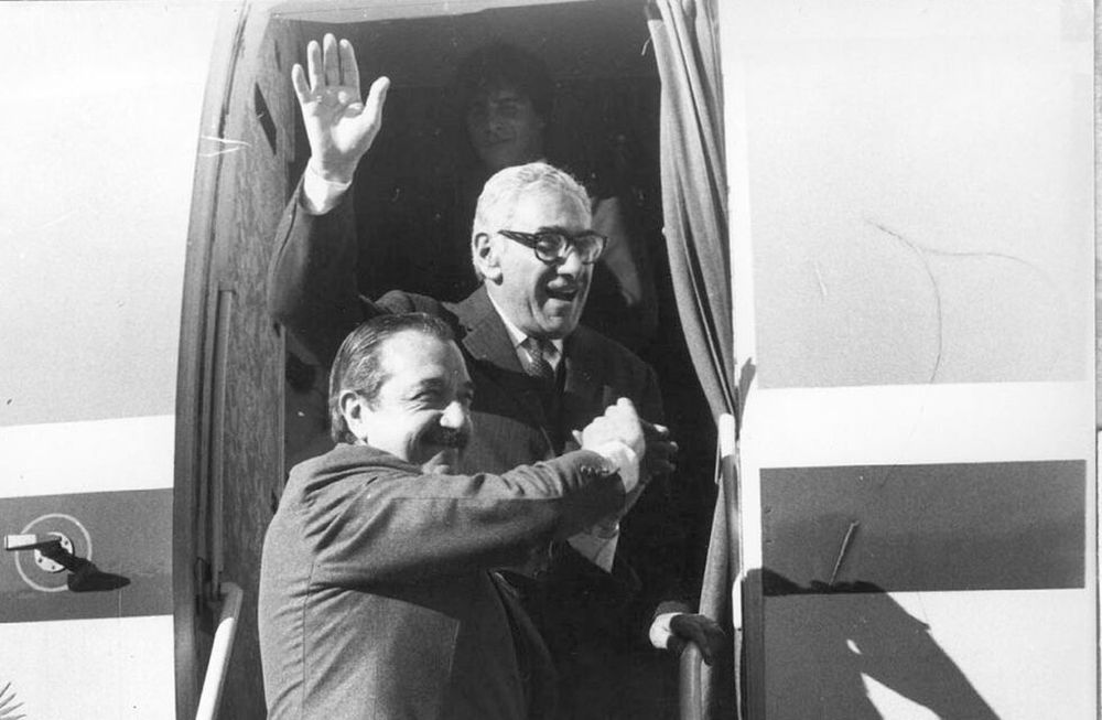 Se cumplirán 40 años de la llegada al gobierno de Raúl Alfonsín, el conductor de la nave de la transición democrática. / Foto: Raúl Alfonsín con el gobernador Santiago Llaver.