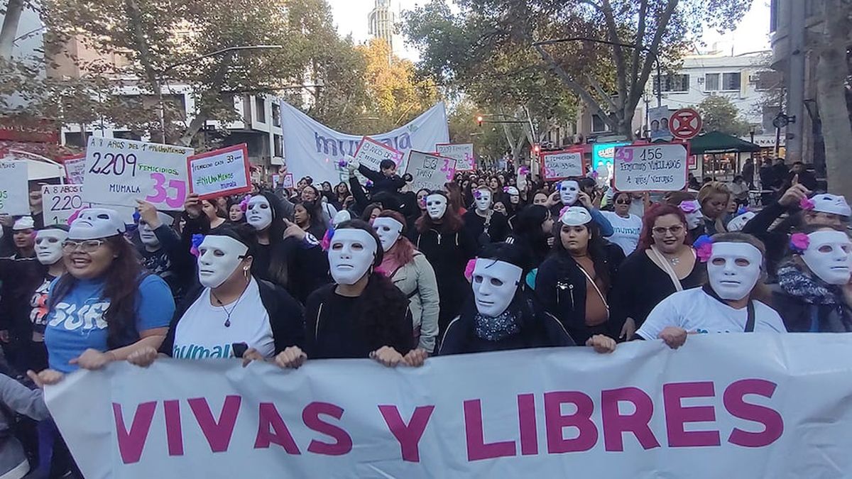 Mujeres coparon las calles de Mendoza en la octava marcha #NiUnaMenos y ...