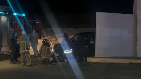 Una familia a bordo de una camioneta chocó contra el monumento del ingreso a Lavalle