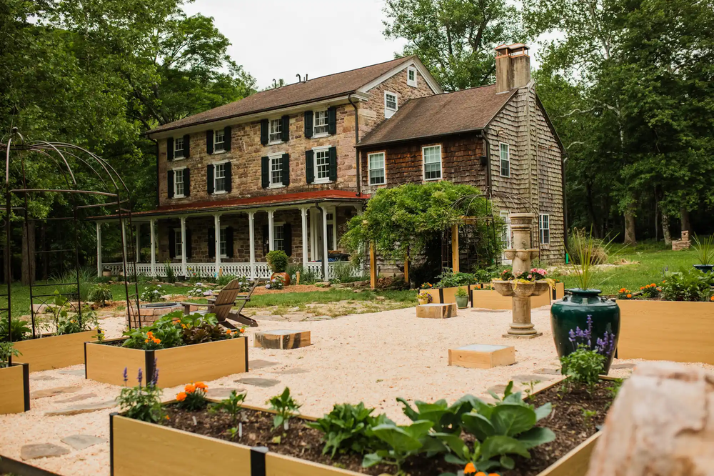 La casa 'The Forge' con jardín nuevo.  