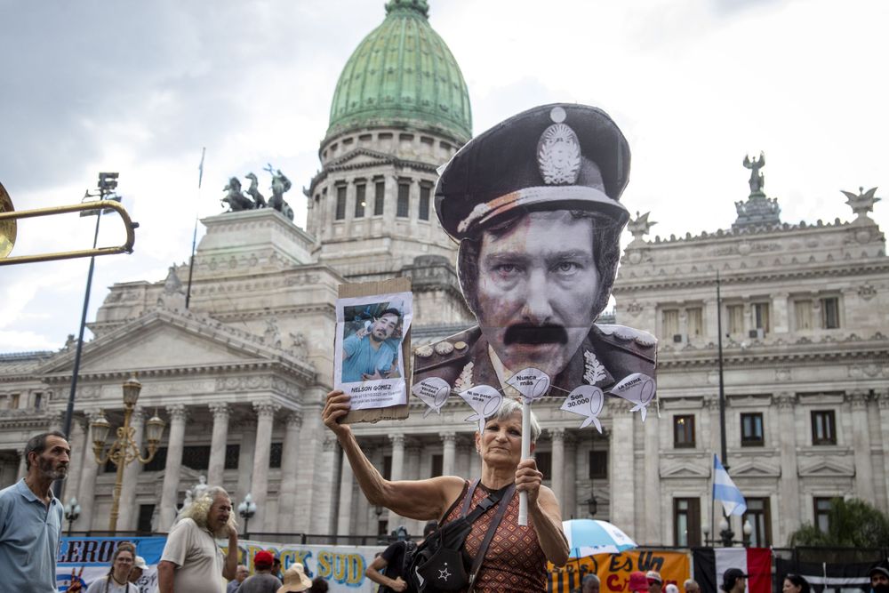 Los jubilados y organizaciones sociales llevaron adelante hoy una nueva marcha en los alrededores del Congreso mientras los diputados concretaban la sesión preparatoria.