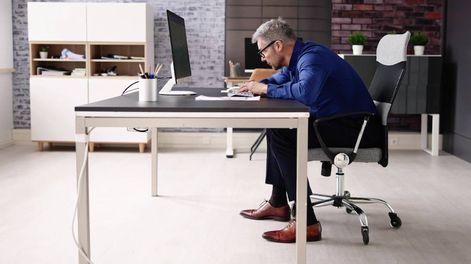 Es recomendable el uso de sillas ergonómicas y escritorios ajustables en altura. Imagen ilustrativa (Andrey_Popov/Shutterstock)