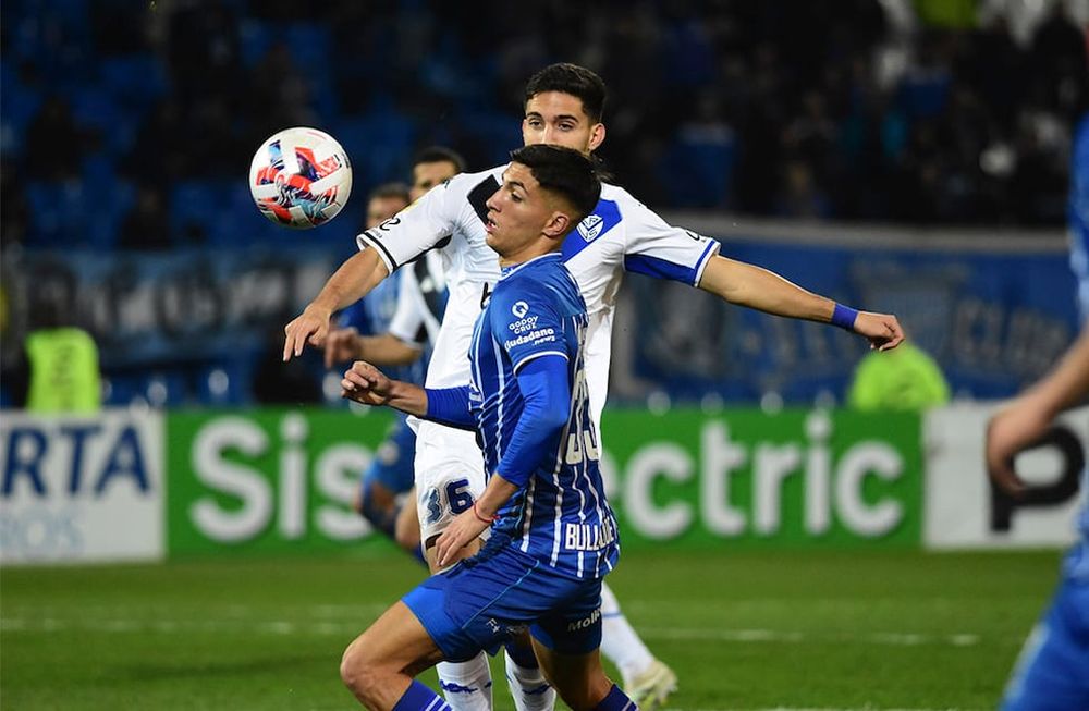 La de Ezequiel Bullaude es una de las fulgurantes apariciones de la cantera del Expreso. Un mediapunta propio del fútbol moderno que asiste y llega al gol con frecuencia. Deportivo Maipú tiene el 10% de una futura venta. Foto: Mariana Villa / Los Andes
