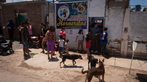 Los Andes | El pesimismo de los mendocinos por la crisis económica está en aumento en la provincia. En la foto, Las familias del asentamiento Las Viñas, en El Algarrobal, esperan bajo un intenso calor que les entreguen el bolson con alimentos. Ignacio Blanco / Los An
