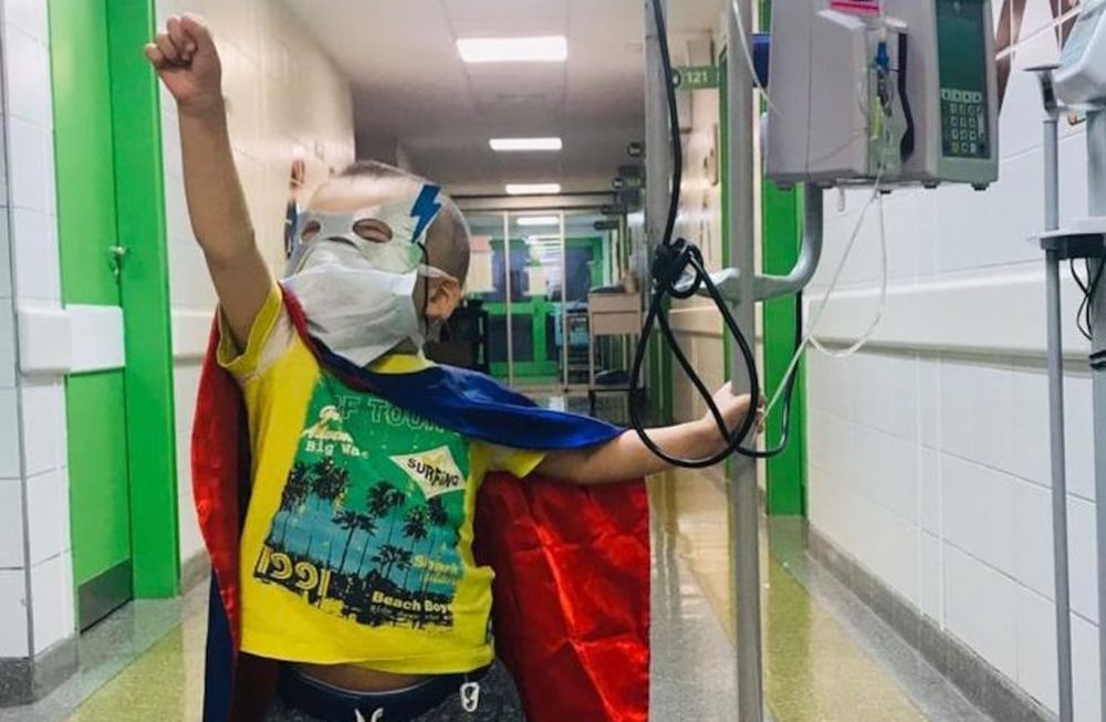 A Thiago Abad Bonade le diagnosticaron leucemia linfoblástica aguda. Su mamá es una de las referentes mendocinas de la lucha por la ley de oncopediatría. Foto de una nota con la familia publicada por Los Andes en 2020.