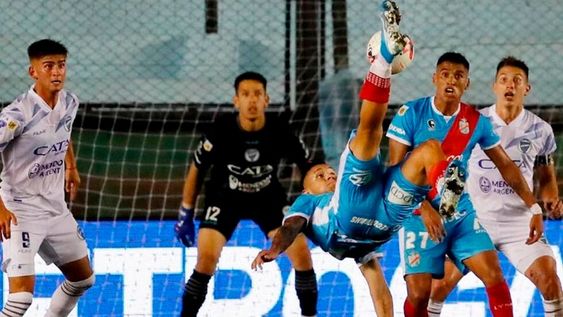 Golazo. Ignacio Gariglio impacta el balón de chilena y la pelota viajará para meterse contra el palo izquierdo de Juan Espínola que decretará el empate final en el Viaducto. El Tomba goleaba 3 a 0 y el Arse se lo igualó.