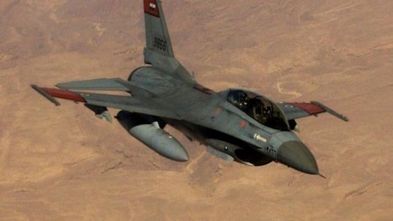 Caza F-16 de la Fuerza Aérea Egipcia en pleno vuelo.