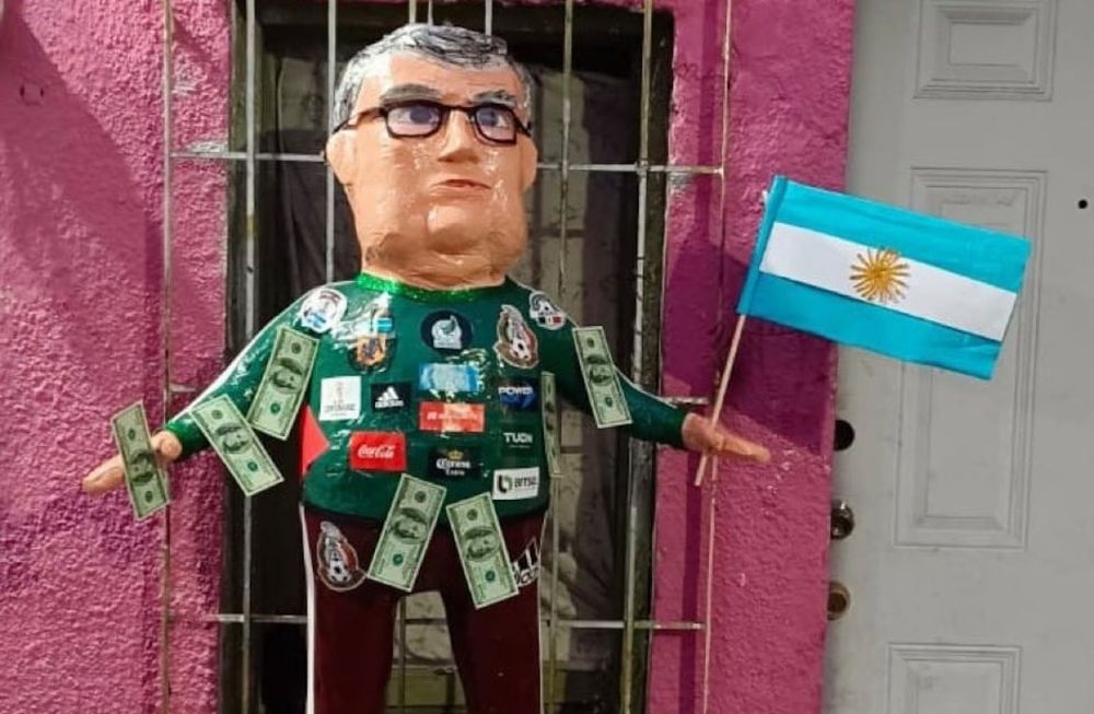 La piñata, además de lucir una camiseta de la Selección Mexicana, tiene dólares de utilería adheridos y una bandera Argentina en su mano izquierda. Foto: Facebook Piñatería Ramirez.