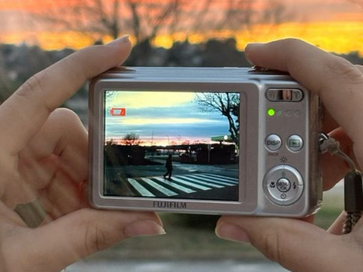 El regreso de las cámaras digitales retro, una moda entre los jóvenes.