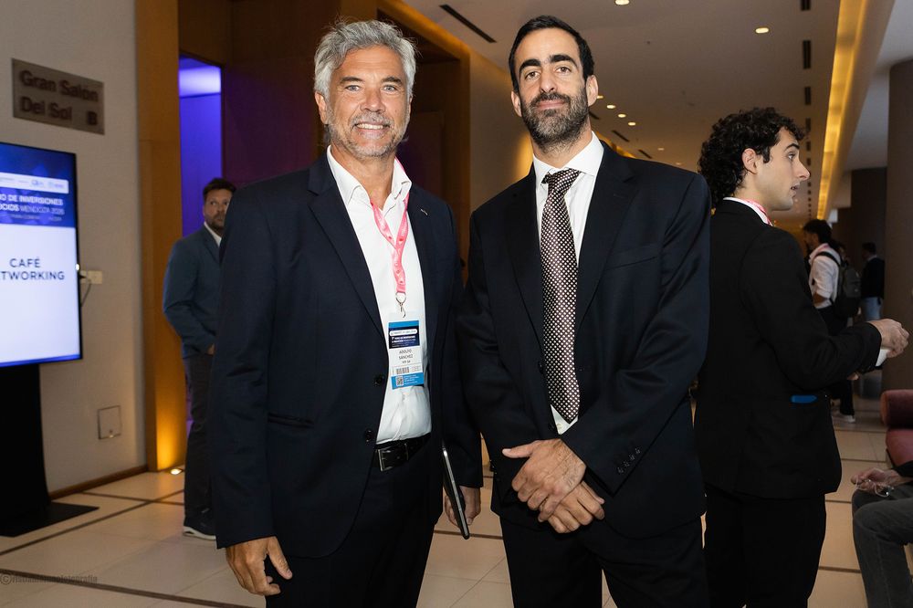 Adolfo Sánchez, de YPF junto al ministro de Hacienda y Finanzas de Mendoza, Víctor Fayad.