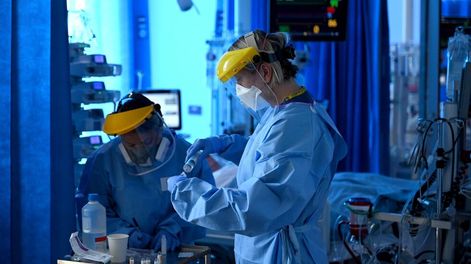 Los Andes | Miembros del personal clínico usan equipos de protección personal (EPP) mientras trabajan en la unidad de Cuidados Intensivos del Hospital