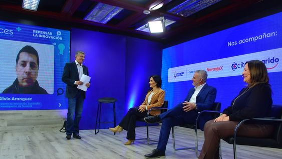 En la actividad participaron Silvio Aranguez, gerente de Innovación y Desarrollo de Tassaroli, en conexión vía Zoom; Luz Mihanovich, directora ejecutiva de Accenture Argentina; Hernán Pacheco, director del CIC de Volkswagen Argentina; y Silvia Aisa, coordinadora e I+D+i de la UNC. El diálogo fue moderado por Daniel Alonso, coordinador del ciclo Voces que suman. (Nicolás Bravo / La Voz)