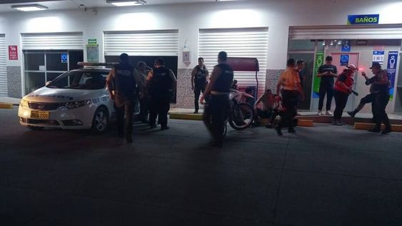 Una cámara de seguridad registró cómo tres policías dentro de su patrulla fueron rodeados y golpeados agresivamente por un grupo criminal fuertemente armado. Foto: Gentileza