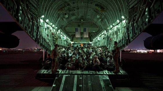 Apoyo de la evacuación de Afganistán en el Aeropuerto Internacional Hamid Karzai , Kabul, Afganistán. (Air Force via AP)