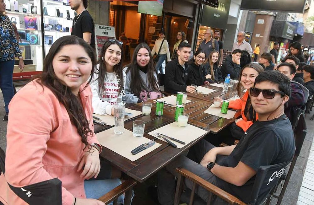 Altas expectativas por el fin de semana XXL que ya tiene 85% de reservas. Turistas chilenos de paseo y de compras en Mendoza.Jóvenes de Santiago de Chile en la Peatonal SarmientoFoto: José Gutierrez / Los Andes