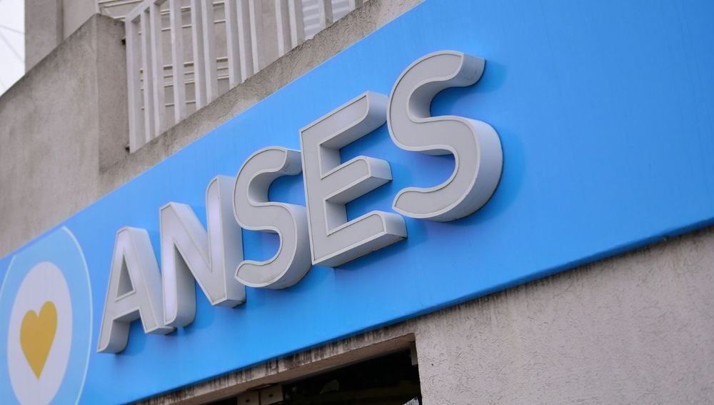 Ante la Resolución 318/25, ANSES actualiza el tope salarial para cobrar la Asignación Familiar.