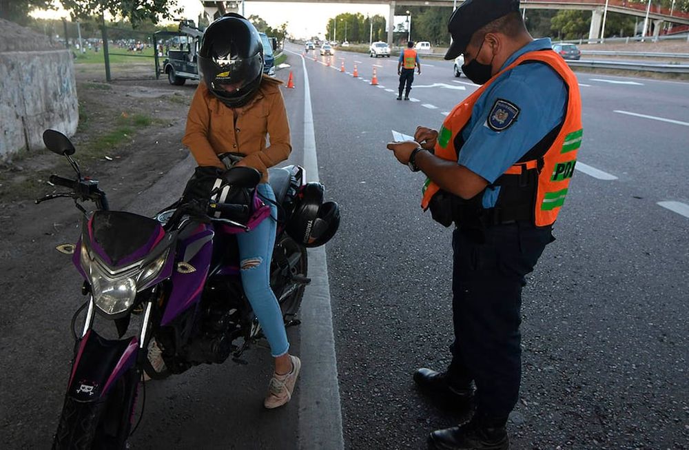 Gran parte de los operativos viales se desarrollan en puntos estratégicos de alto tránsito, como avenidas de acceso y rutas cercanas al área metropolitana. Foto: Orlando Pelichotti / Los Andes.