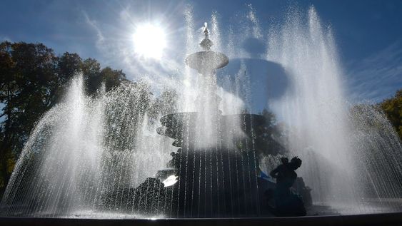 04 de Mayo Mendoza SociedadClima en MendozaEl Servicio Meteorológico Nacional anuncia temperaturas templadas, nublándose para la noche.Parque General San Martín, Fuente de los ContinentesFoto: Orlando Pelichotti / Los Andes