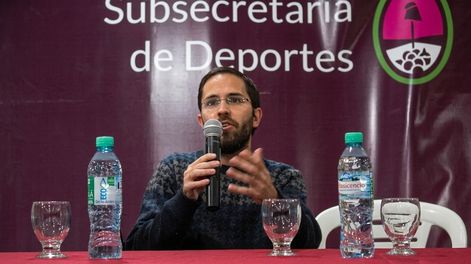 El escritor y periodista mendocino Gonzalo Ruiz, ganador del Certamen Literario Vendimia 2026 en la categoría Juvenil por Los invictos.