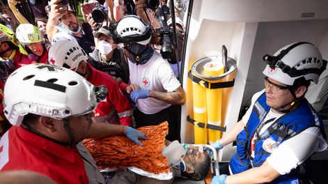 Venezuela: rescataron a un hombre tras pasar 100 horas atrapado bajo los escombros
