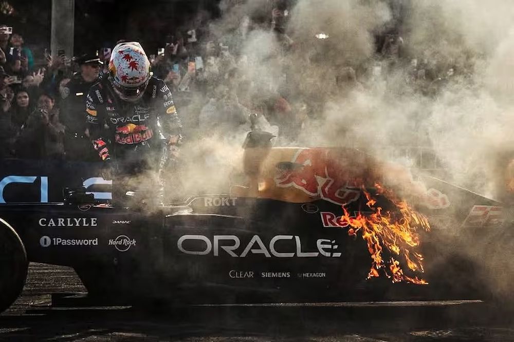 Fórmula 1. El piloto nipón apaga el fuego de la máquina con la cual alguna vez Sebastián Vettel salió campeón de la Máxima en el 2011.