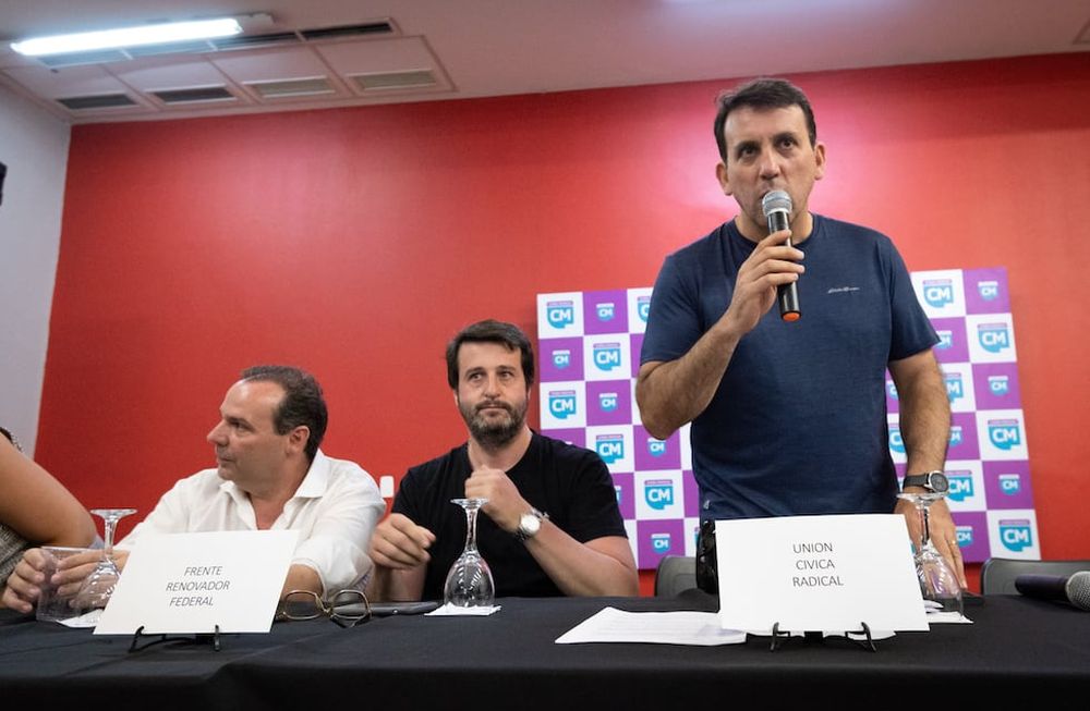 El presidente de la Unión Cívica Radical UCR Tadeo Garcia Zalazar se reunió con los partidos socios de Cambia Mendoza. Foto: Ignacio Blanco / Los Andes