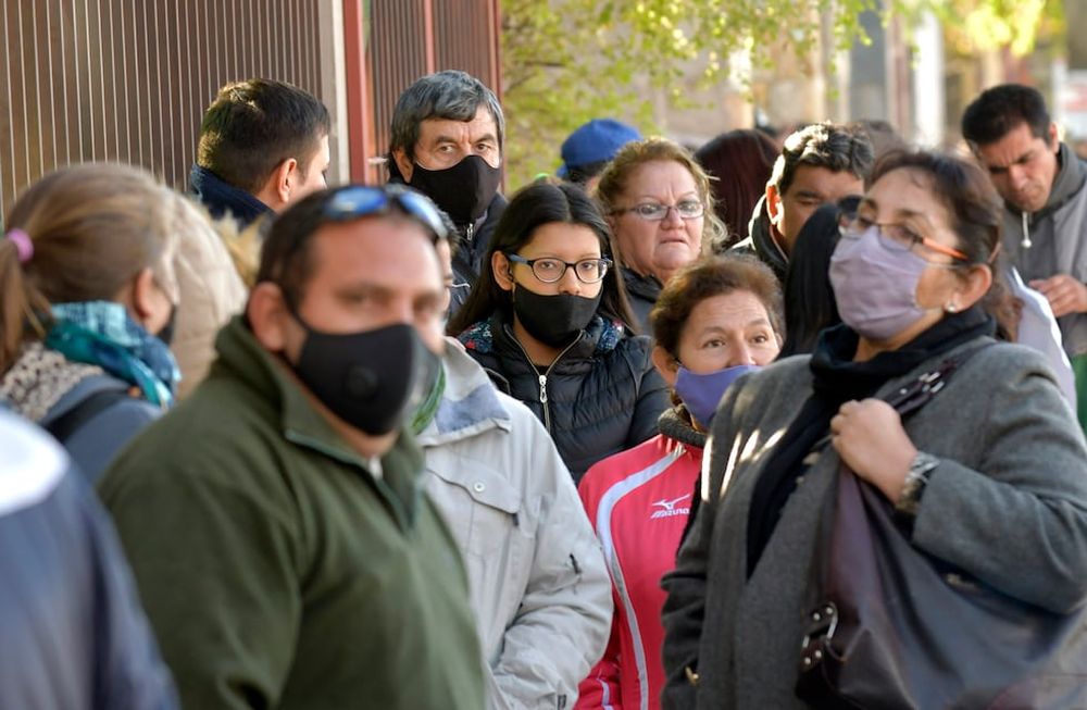 Los jubilados pueden pedir entre $5.000 y $240.000 a pagar en 24, 36, ó 48 cuotas, y desde junio será más fácil solicitar el monto máximo, debido al aumento de los haberes previsionales. Foto: Orlando Pelichotti / Los Andes