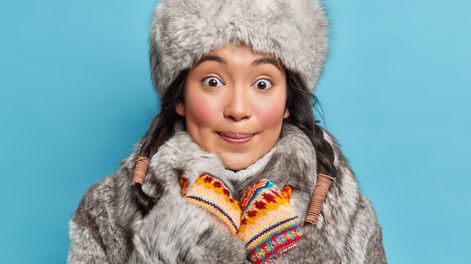 El gorro estilo ushanka se impone en este invierno con un toque rebelde.
