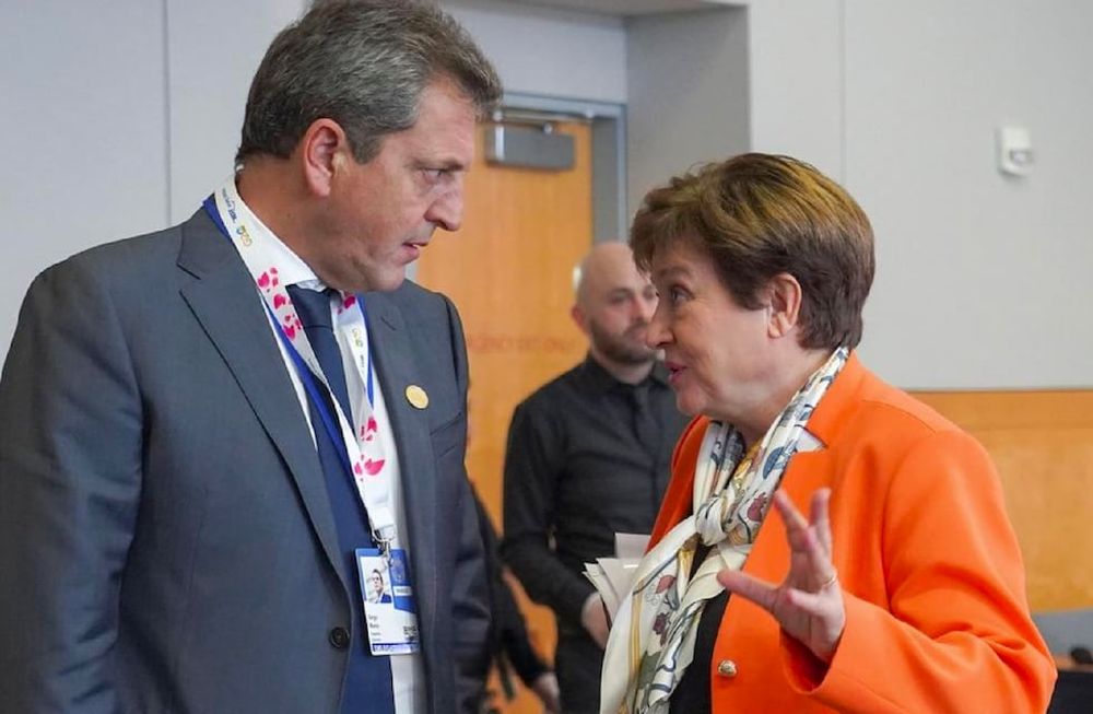El ministro de Economía Sergio Massa y la titular del FMI Kristalina Georgieva, en la sede del organismo.