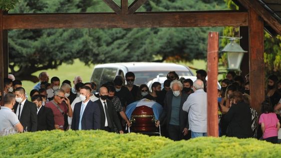 Los restos de Diego Maradona llegaron al cementerio de Bella Vista donde sun familia y amigos lo despiden en una ceremonia íntima. Federico Lopez Claro