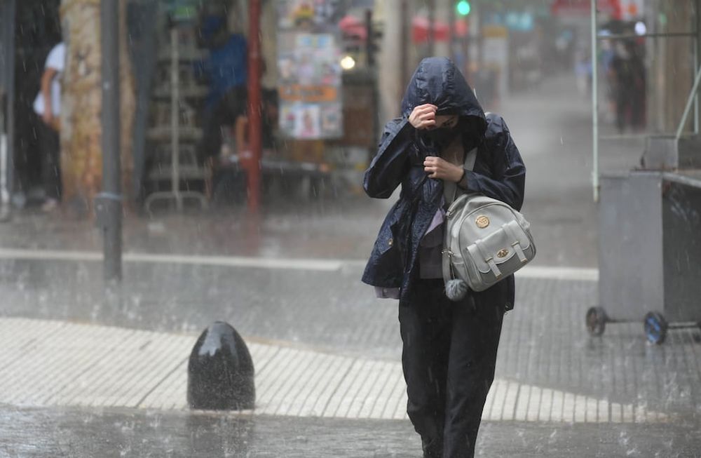 Se espera un sábado mayormente nublado con lluvias y tormentas y marcado descenso de la temperatura.