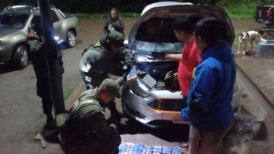La droga estaba en un doble fondo de auto. Gentileza Gendarmería Nacional.&nbsp;