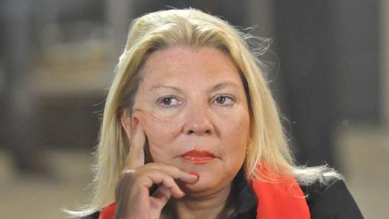 Carrió, sobre Milei: “Ataca a la casta que le permite estar sentado en una banca”