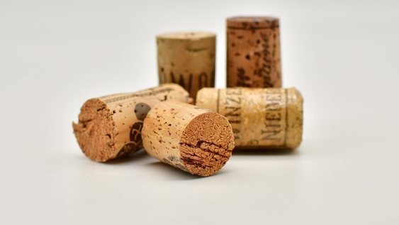Corchos de vino transformalos en una alfombra original, decorativa y práctica para el baño.