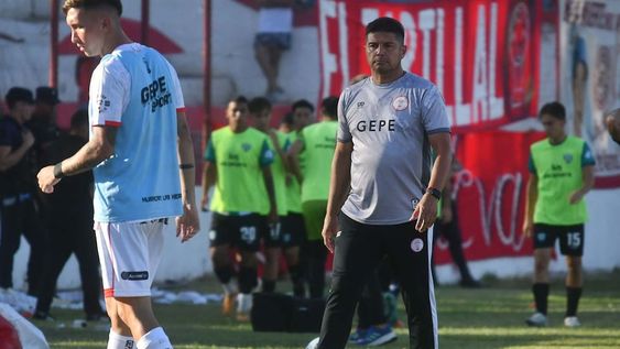 El Globo, bajo la conducción del Cachorro Abaurre, comenzó el torneo Federal A con un gran triunfo frente a Estudiantes de San Luis. José Gutiérrez / Los Andes