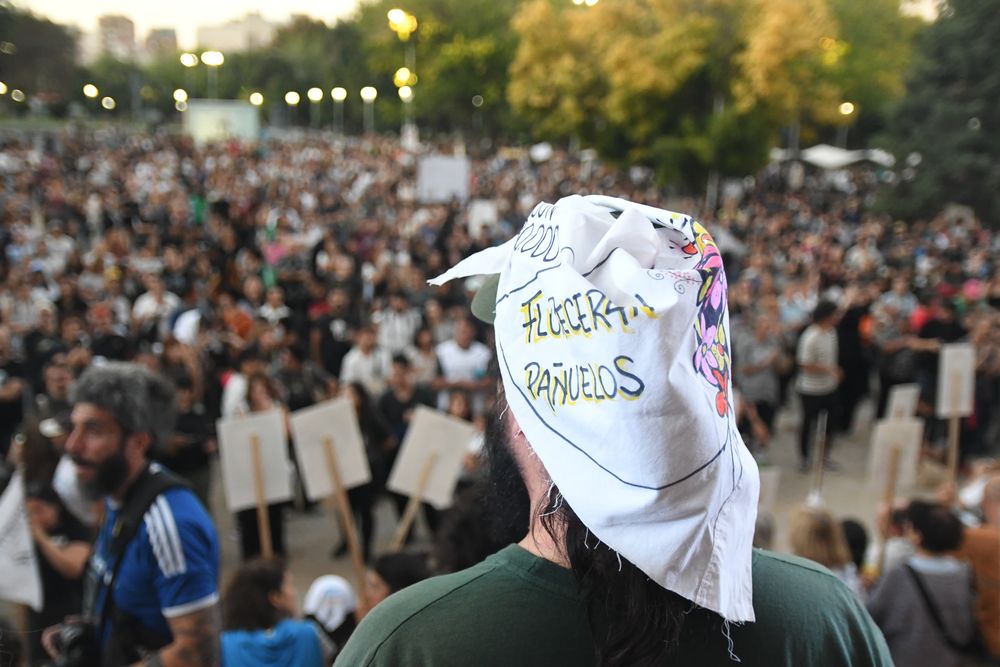 Multitudinaria marcha por las calles del centro de Mendoza a 50 años del golpe militar y que concluyó en la explanada de Casa de Gobierno.
