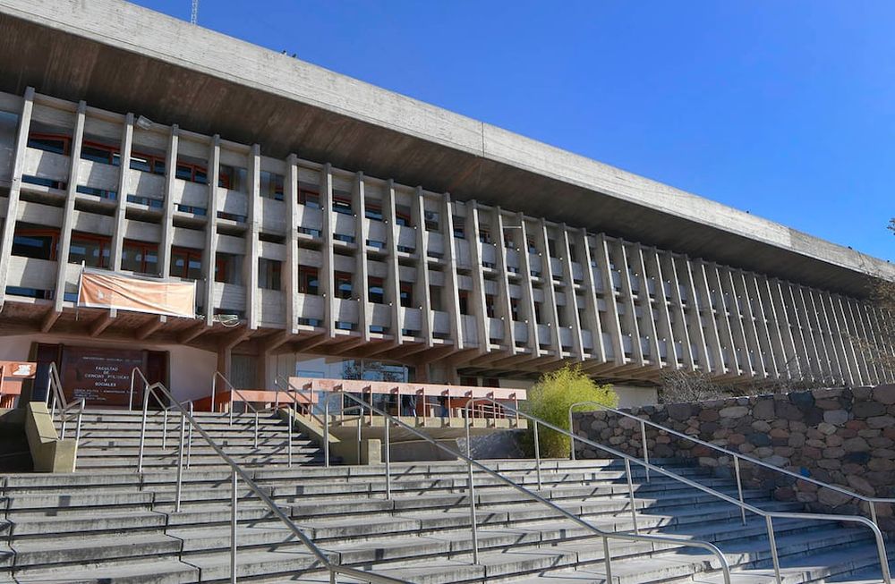 Solo 4 de cada 10 alumnos logra una correcta comprensión lectora entre quienes asisten a la Universidad Nacional de Cuyo (UNCuyo).  Facultad de Ciencias Políticas y Sociales de la Universidad Nacional de Cuyo (UNCuyo).Foto Orlando Pelichotti / Los Andes