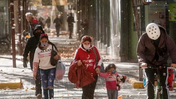 ¡Cuidado! Ayer, varios mendocinos que estaban en el Centro se vieron sorprendidos por el fuerte viento, aunque todos estaban cubiertos con tapabocas.  Foto: Ignacio Blanco / Los Andes
