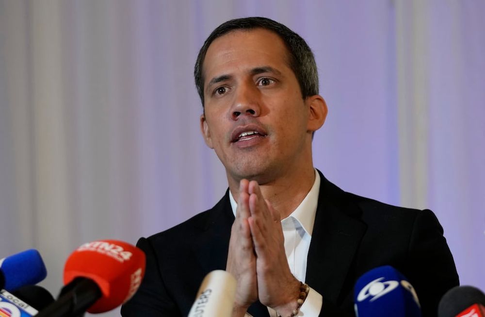 El líder de la oposición venezolana, Juan Guaidó, habla durante una conferencia de prensa el jueves 27 de abril de 2023 en La Jolla Ballroom en Coral Gables, Florida. (AP Foto/Wilfredo Lee)